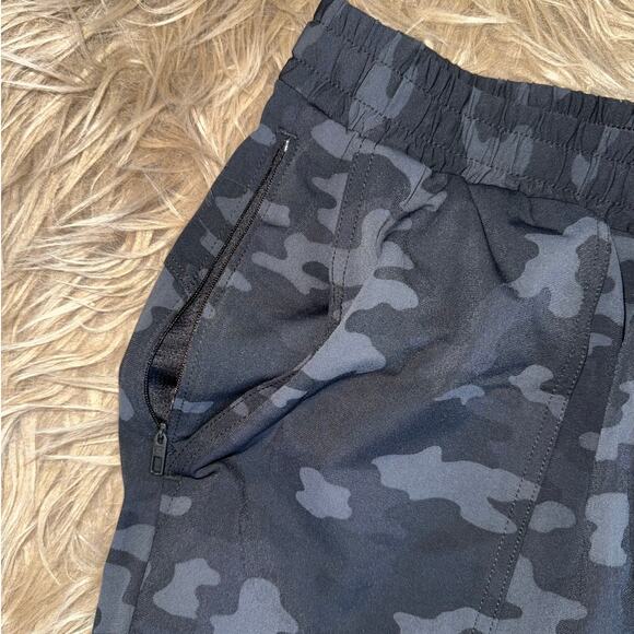 New Fabletics The One Jogger Women's Tonal Camo size M - Picture 8 of 12